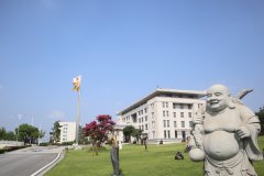走进汗青，感触名人魅力|品尝名人雕塑的怪异韵味